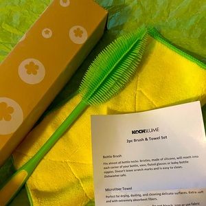 NWT🏷👶🏼🍼2 Piece Bottle Brush & Towel Set